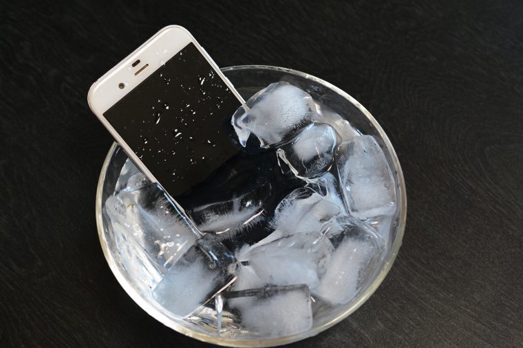 氷水に汚れたスマートフォンの写真